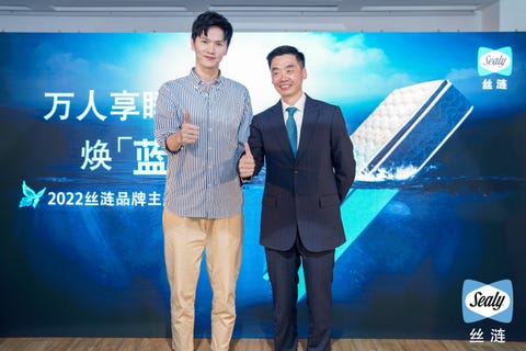 （从左至右：&ldquo;焕蓝大使&rdquo;鲍春来、丝涟中国区总经理费鸣杰）