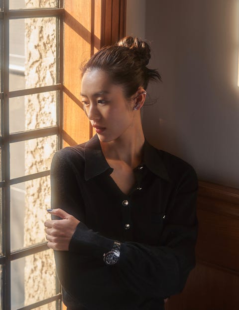 刘雯佩戴 chanel 高级珠宝 comÈte 系列耳环以及 j12 腕表。