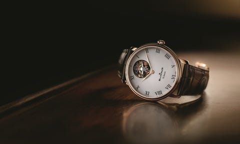Watch, Analog watch, Still life photography, Watch accessory, Fashion accessory, Photography, Macro photography, Darkness, Material property, Jewellery, 