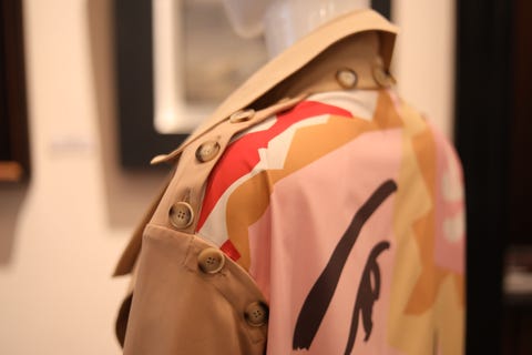 Shoulder, Pink, Trench coat, Outerwear, Street fashion, Coat, Jacket, Beige, Fashion accessory, Sleeve, 