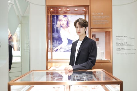 珠宝品牌EMPHASIS艾斐诗在上海地区的首家精品店于港汇恒隆广场璀璨揭幕，品牌M 「冠」系列代言人王一博出席开幕仪式。