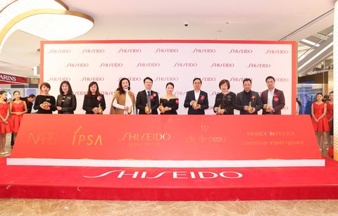 资生堂集团六大品牌代表及上海新世界百货高层共同庆祝全新专柜亮相