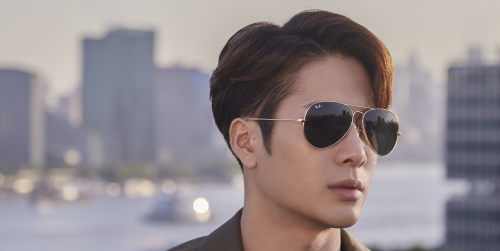 王嘉尔同款墨镜总没错!RAY-BAN雷朋宣布王嘉尔出任全球品牌代言人