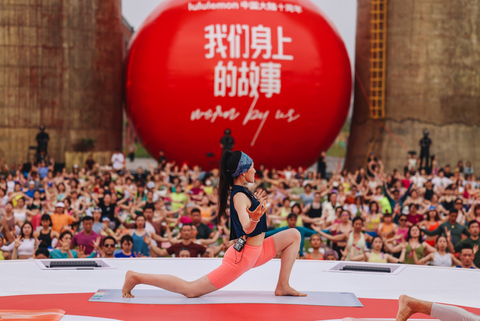 林敏在lululemon中国大陆十周年庆活动中带领数百人进行瑜伽习练