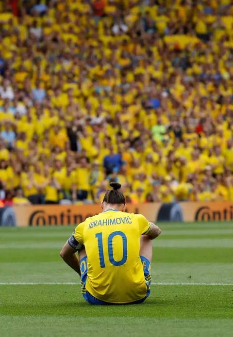 Player, Sports, Team sport, Ball game, Sport venue, Stadium, Sports equipment, Football player, Yellow, Team, Player, Sports, Team sport, Ball game, Sport venue, Stadium, Sports equipment, Football player, Yellow, Team,