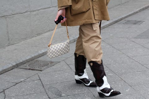 Street fashion, Leg, Snapshot, Fashion, Footwear, Shoe, Human leg, Outerwear, Beige, Walking, Street fashion, Leg, Snapshot, Fashion, Footwear, Shoe, Human leg, Outerwear, Beige, Walking,