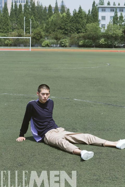Grass, Leg, Sports training, Sitting, Knee, Lawn, Plant, Player, Leisure, Sport venue, 