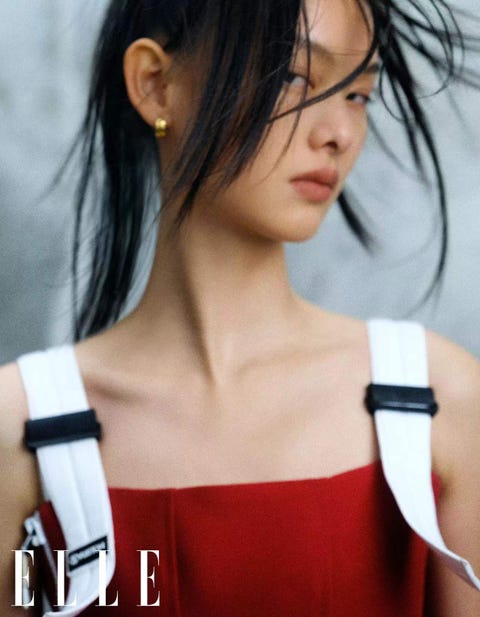 连衣裙、耳环 均为louis vuitton