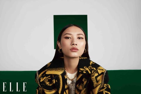 印花马夹、印花直筒裙 黑色半裙、patti wedge长靴 speedy 25手袋、 crazy in lock长项链 crazy in lock手链 louise 耳环、louise戒指 均为louis vuitton
