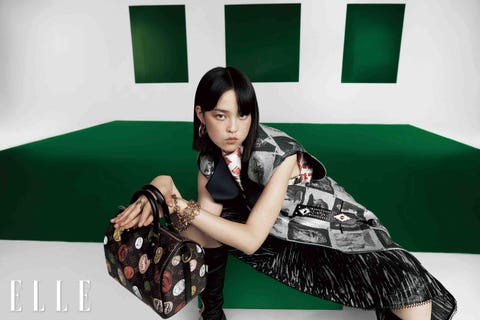 印花马夹、印花直筒裙 黑色半裙、patti wedge长靴 speedy 25手袋、 crazy in lock长项链 crazy in lock手链 louise 耳环、louise戒指 均为louis vuitton