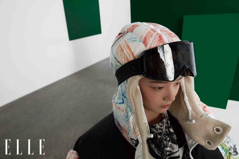 印花马夹、印花直筒裙 黑色半裙、patti wedge长靴 speedy 25手袋、 crazy in lock长项链 crazy in lock手链 louise 耳环、louise戒指 均为louis vuitton