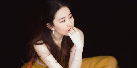 刘亦菲穿着姜黄色抹胸连衣裙，佩戴Tiffany&Co.珠宝