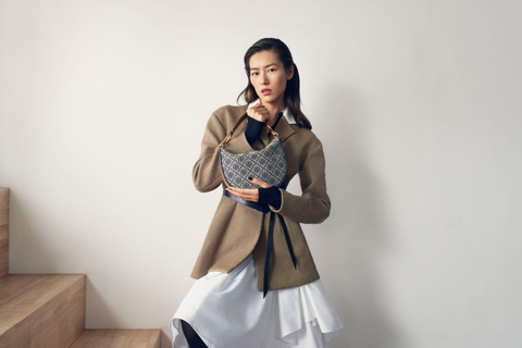 Supermodel Liu Wen interprets tory burch 2022 autumn and winter series wool coat and ballet skirt with new t monogram mini jacquard crescent bag