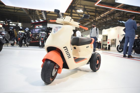 　　雅迪首款艺术早教童车哒纷骑mini在米兰国际摩托车博览会上首发。