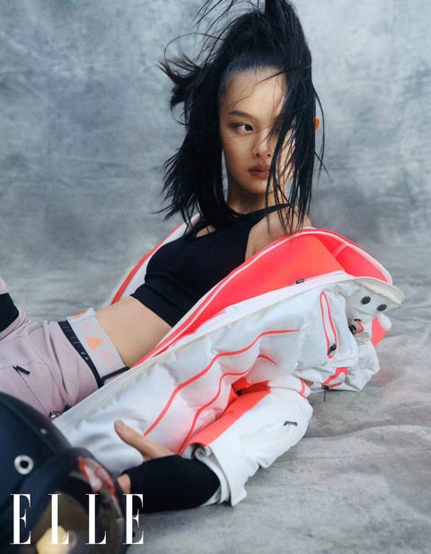 滑雪服、滑雪帽子 均为bogner 运动内衣lululemon 裤子moncler 腰包adidas×stella mccartney 耳环louis vuitton