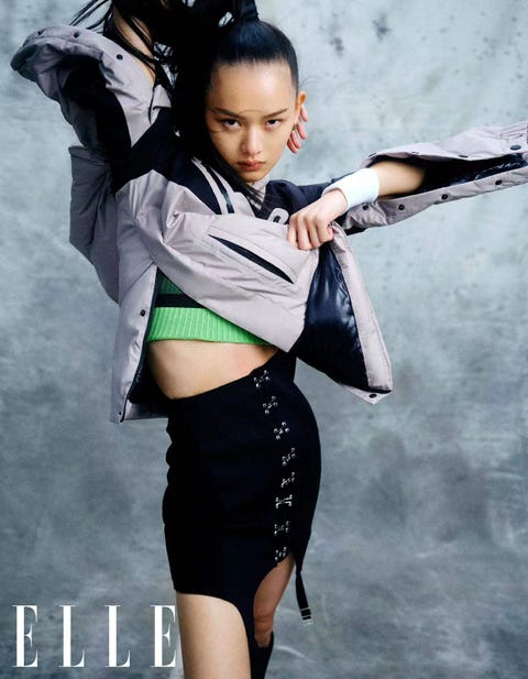 羽绒外套moncler 紧身上衣versace 内衣givenchy 半裙dion lee from lane crawford 护腕jordan 耳环louis vuitton