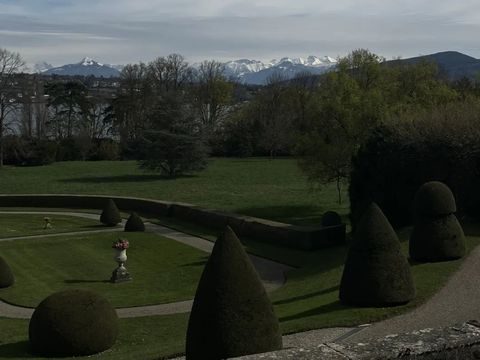 在日内瓦的一幢老别墅里看某个新品预览， 露台外的花园连着湖泊与雪山的银边。