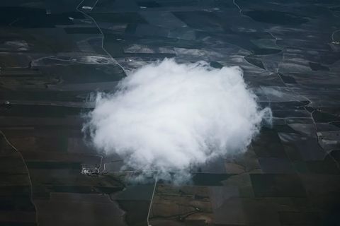 在飞机的起落间看云的变化， 也同时在看城市与心绪的对照