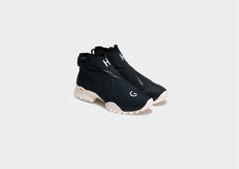 Footwear, Black, White, Shoe, Sneakers, Beige, Outdoor shoe, Athletic shoe, Sportswear, Wedge, Footwear, Black, White, Shoe, Sneakers, Beige, Outdoor shoe, Athletic shoe, Sportswear, Wedge,