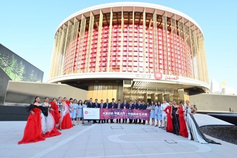 中国馆领导、馆长、志愿者们与超模们在迪拜世博会中国馆门口合影