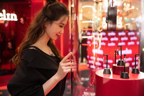 Qeelin brand spokesperson Liu Shishi watched bo bo series jewelry