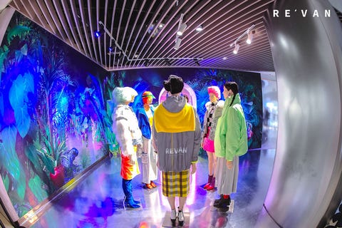 Light, Fun, Purple, Fashion, Performance, Event, Stage, Photography, World, Leisure, 