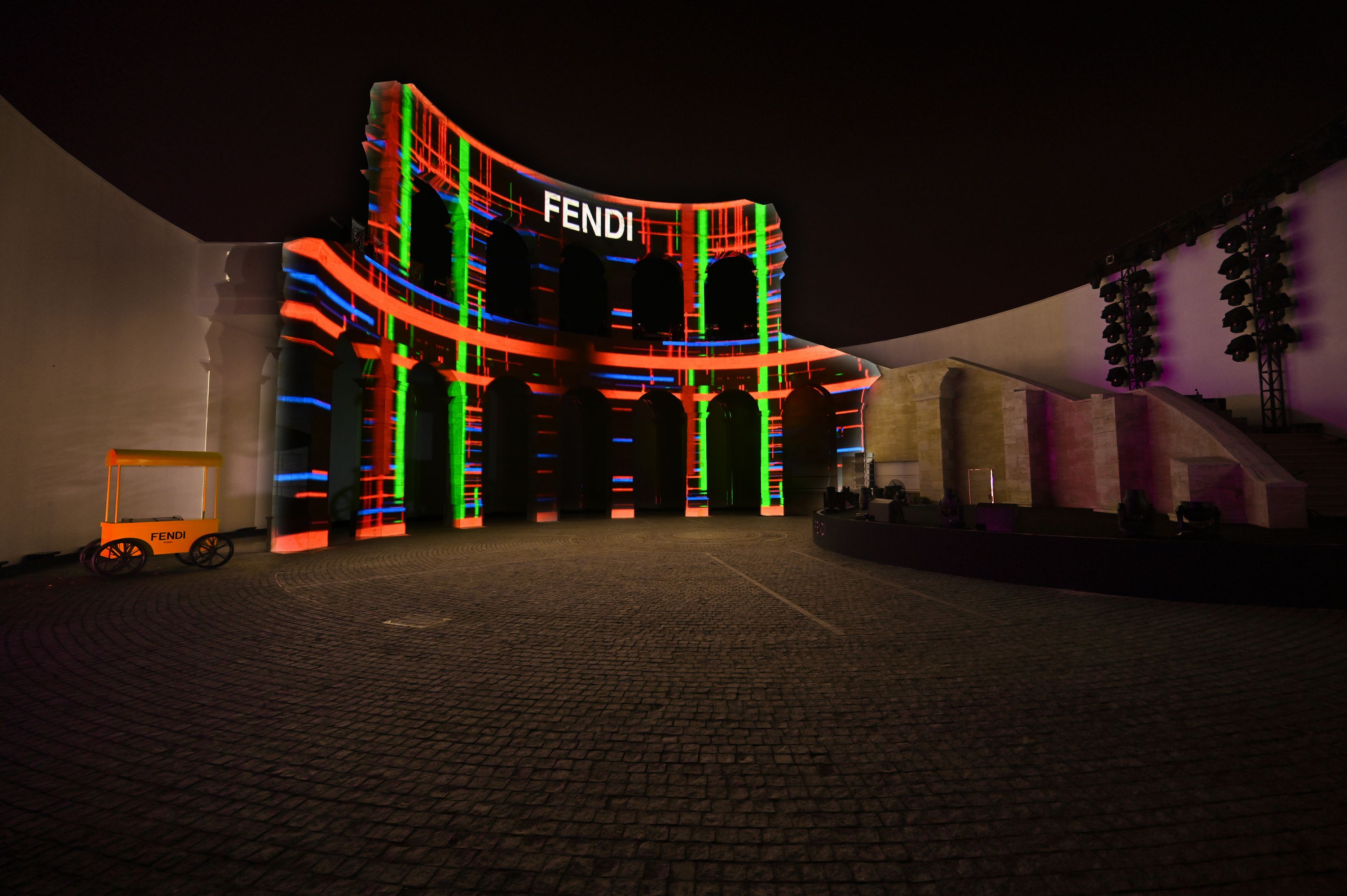 FENDI于成都呈现霓虹镜像派对庆祝2021-22秋冬男士系列上市
