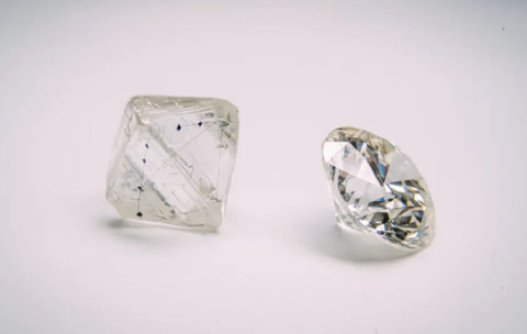 左起：未经加工的毛坯钻石、经抛光的钻石