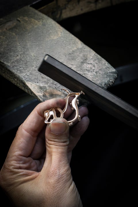 Pre-polishing retouching for the dachshund brooch