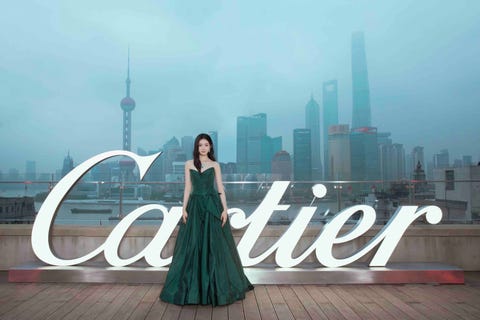 卡地亚品牌挚友刘浩存出席全新sixiÈme sens par cartier高级珠宝展览,
佩戴sixiÈme sens par cartier高级珠宝系列synapse耳环、项链、卡地亚高级珠宝系列戒指及腕表