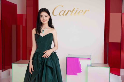 卡地亚品牌挚友刘浩存出席全新sixiÈme sens par cartier高级珠宝展览,
佩戴sixiÈme sens par cartier高级珠宝系列synapse耳环、项链、卡地亚高级珠宝系列戒指及腕表