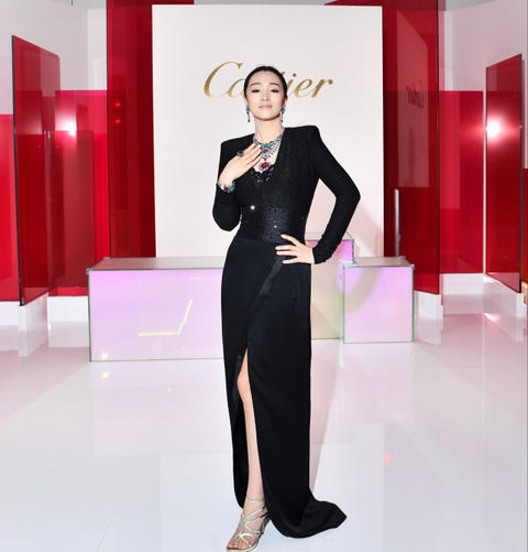 卡地亚全球高级珠宝大使巩俐出席全新sixiÈme sens par cartier高级珠宝展览,
佩戴sixiÈme sens par cartier高级珠宝系列udyana项链、耳环、戒指及腕表