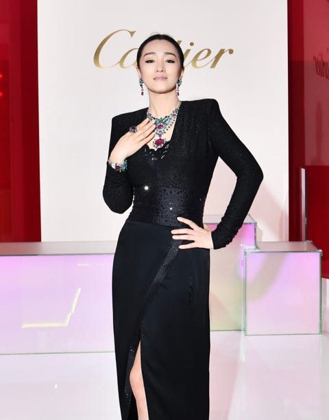 卡地亚全球高级珠宝大使巩俐出席全新sixiÈme sens par cartier高级珠宝展览,
佩戴sixiÈme sens par cartier高级珠宝系列udyana项链、耳环、戒指及腕表
