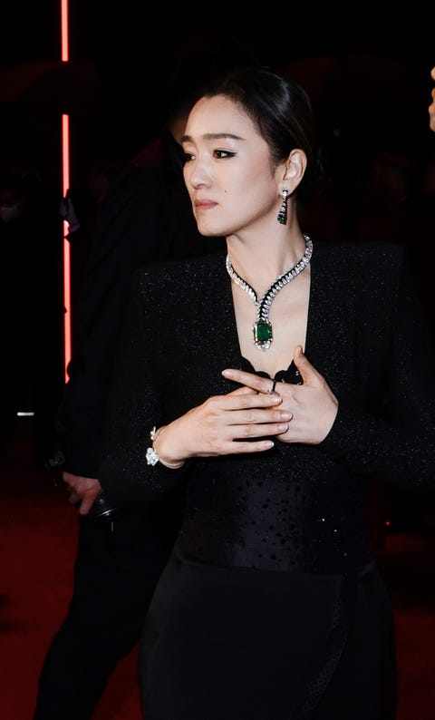 卡地亚全球高级珠宝大使巩俐出席全新sixiÈme sens par cartier高级珠宝展晚宴,
佩戴卡地亚surnaturel高级珠宝系列项链、卡地亚高级珠宝系列耳环及
卡地亚la panthÈre猎豹造型珠宝腕表