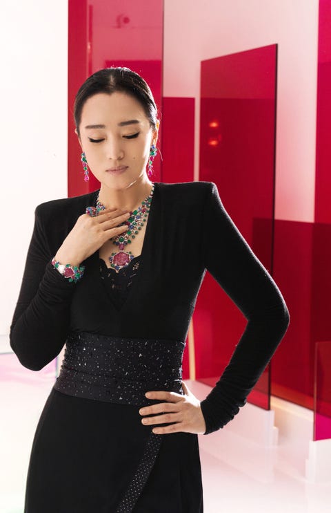 卡地亚全球高级珠宝大使巩俐出席全新sixiÈme sens par cartier高级珠宝展览,
佩戴sixiÈme sens par cartier高级珠宝系列udyana项链、耳环、戒指及腕表