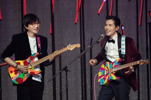 著名音乐人张亚东与著名创作歌手萧敬腾出席卡地亚全新sixiÈme sens par cartier高级珠宝展晚宴,并奉献精彩演出,
张亚东佩戴卡地亚高级珠宝系列戒指及rotonde de cartier系列双重神秘陀飞轮三问腕表