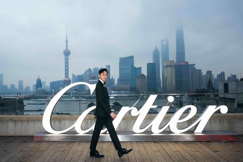 知名演员袁咏仪及张智霖出席卡地亚全新sixiÈme sens par cartier高级珠宝展览,
袁咏仪佩戴卡地亚高级珠宝系列项链、腕表及戒指,
张智霖佩戴卡地亚古董珍藏系列胸针、卡地亚tank cintrÉe系列腕表及卡地亚高级珠宝系列戒指