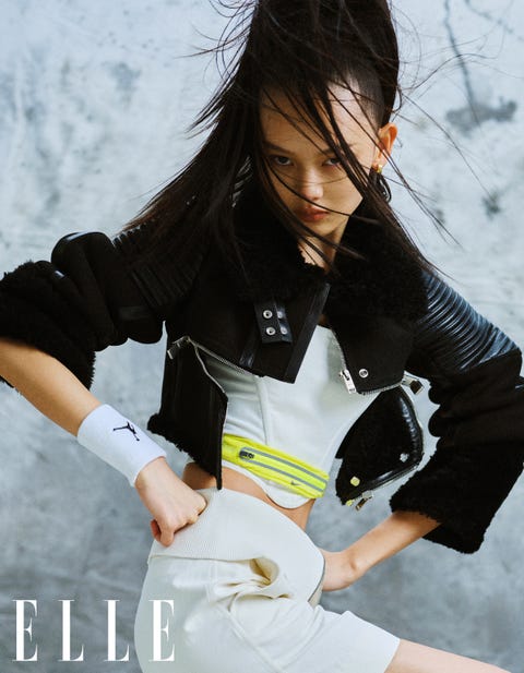 外套givenchy 紧身上衣、裙子 均为stella mccartney 耳环louis vuitton 腰包nike 护腕jordan