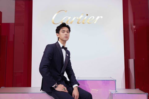 卡地亚品牌挚友李现出席全新sixiÈme sens par cartier高级珠宝展览,
佩戴卡地亚古董珍藏系列胸针、santos de cartier卡地亚山度士镂空腕表及panthÈre de cartier卡地亚猎豹系列高级珠宝戒指