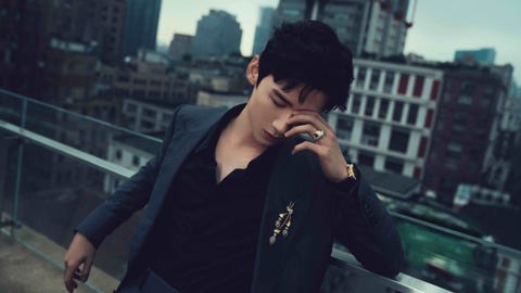 知名演员白敬亭出席卡地亚全新sixiÈme sens par cartier高级珠宝展览,
佩戴卡地亚古董珍藏系列胸针、戒指及pasha de cartier系列腕表