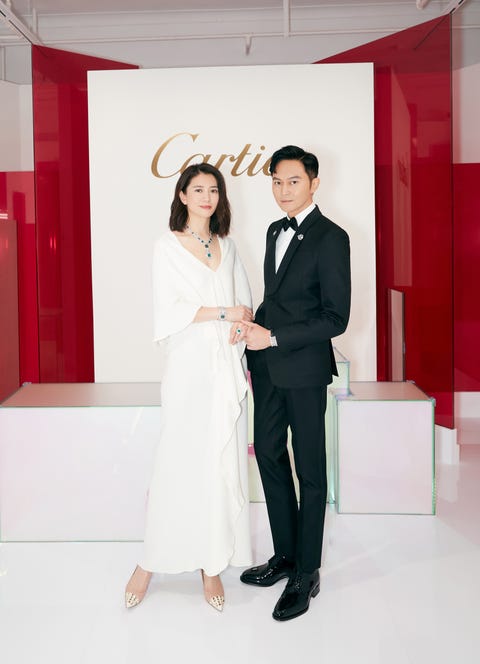 知名演员袁咏仪及张智霖出席卡地亚全新sixiÈme sens par cartier高级珠宝展览,
袁咏仪佩戴卡地亚高级珠宝系列项链、腕表及戒指,
张智霖佩戴卡地亚古董珍藏系列胸针、卡地亚tank cintrÉe系列腕表及卡地亚高级珠宝系列戒指