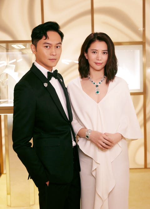 知名演员袁咏仪及张智霖出席卡地亚全新sixiÈme sens par cartier高级珠宝展览,
袁咏仪佩戴卡地亚高级珠宝系列项链、腕表及戒指,
张智霖佩戴卡地亚古董珍藏系列胸针、卡地亚tank cintrÉe系列腕表及卡地亚高级珠宝系列戒指