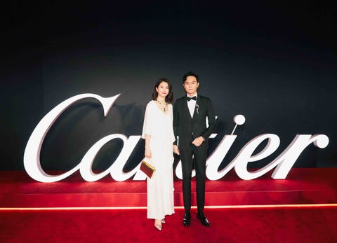 知名演员袁咏仪及张智霖出席卡地亚全新sixiÈme sens par cartier高级珠宝展晚宴,
袁咏仪佩戴sixiÈme sens par cartier高级珠宝系列项链及手镯,
张智霖佩戴panthÈre de cartier卡地亚猎豹系列高级珠宝胸针及rotonde de cartier系列双重神秘陀飞轮三问腕表