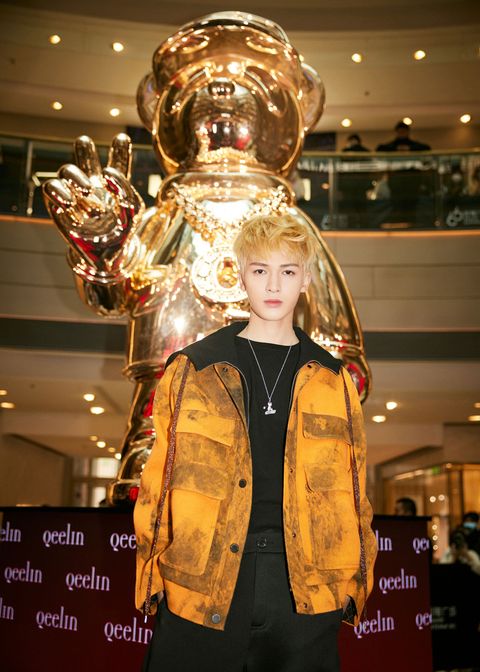 Young actor Zhu Zhengting clocks in golden hip bo bo installation