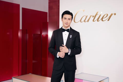 知名演员高伟光出席卡地亚全新sixiÈme sens par cartier高级珠宝展览,
佩戴卡地亚高级珠宝系列胸针、卡地亚tank asymÉtrique系列镂空腕表