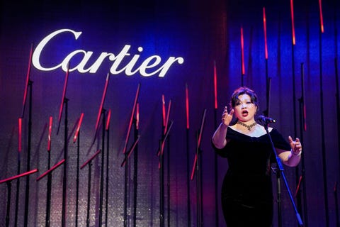 女高音歌唱家黄英出席卡地亚全新sixiÈme sens par cartier高级珠宝展晚宴,并奉献精彩演出, 佩戴cactus de cartier系列高级珠宝耳环及项链