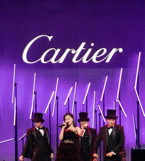 歌手黄龄出席卡地亚全新sixiÈme sens par cartier高级珠宝展晚宴,并奉献精彩演出,
佩戴panthÈre de cartier卡地亚猎豹系列高级珠宝项链、耳环、手镯及卡地亚高级珠宝系列戒指