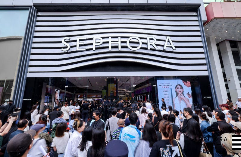 广大消费者于丝芙兰中国首家未来概念店汇聚等待正式开幕