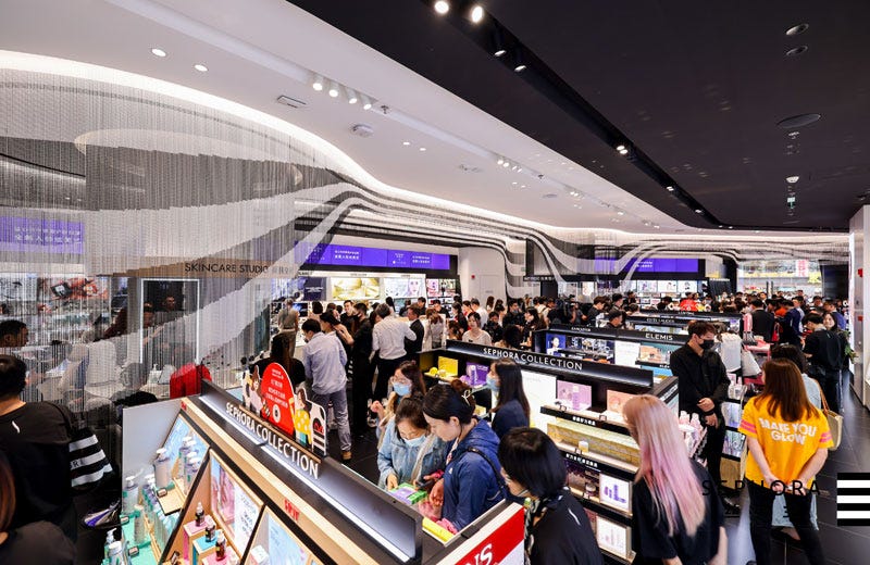 众多玩美爱好者自由探索丝芙兰上海未来概念店