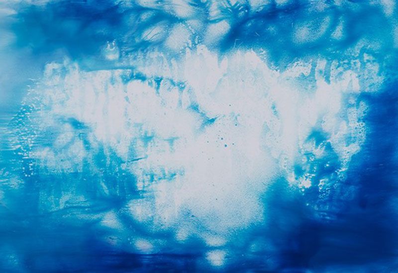 弗朗西斯·库尔吉安与年轻摄影艺术家一同创造独特香水形态——“舒展的水滴”